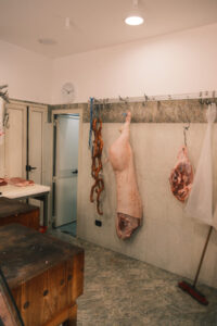 Halbe Schweinehälfte wartet auf die Kunden