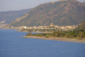 Blick auf Brolo und das Castello im Ort