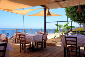 Die Terrasse mit Blick, es ist angerichtet