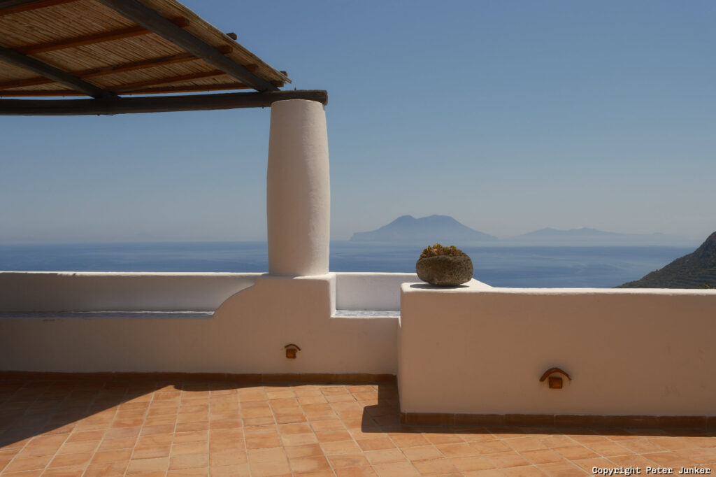 terrasse blick salina lipari