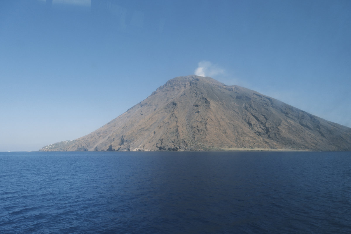 von der Fähre vor der Ankunft Iddu | Stromboli, die Feuerinsel